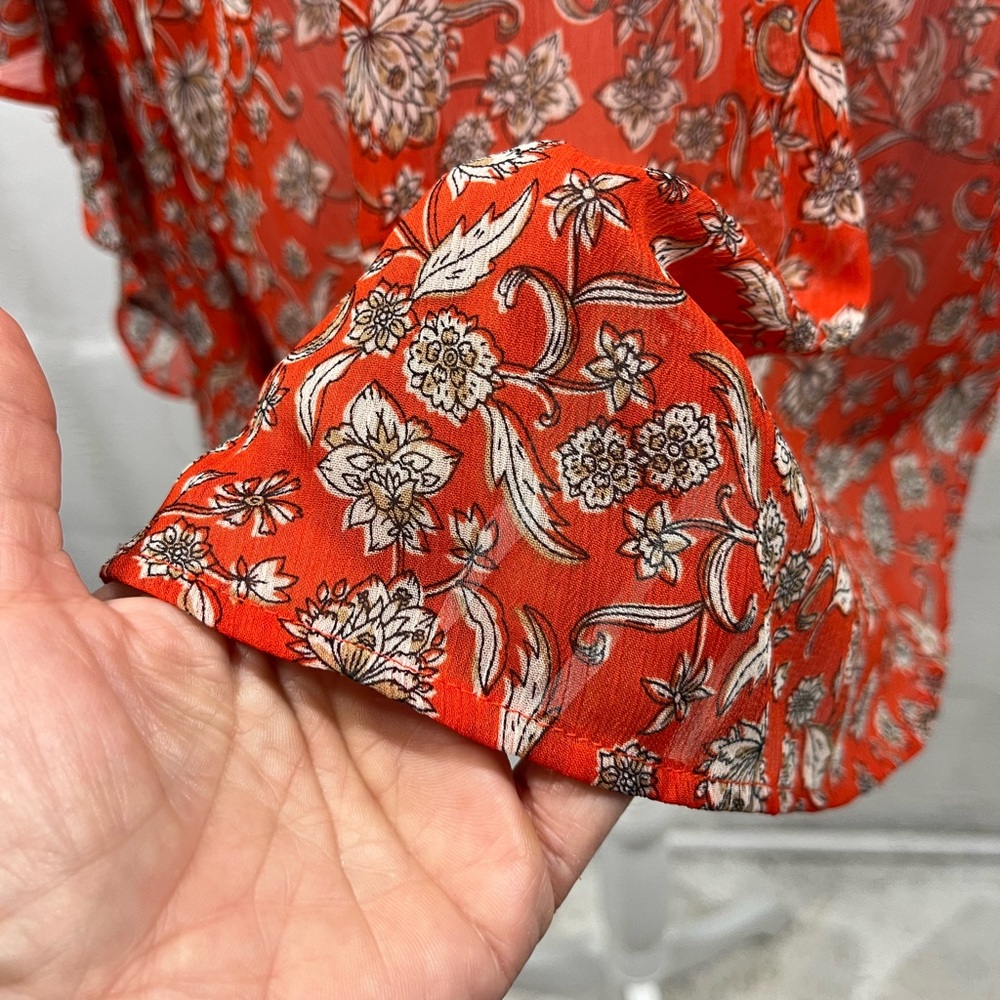 VINCE CAMUTO FLORAL FLUTTER SLEEVE TOP - Picture 9 of 16